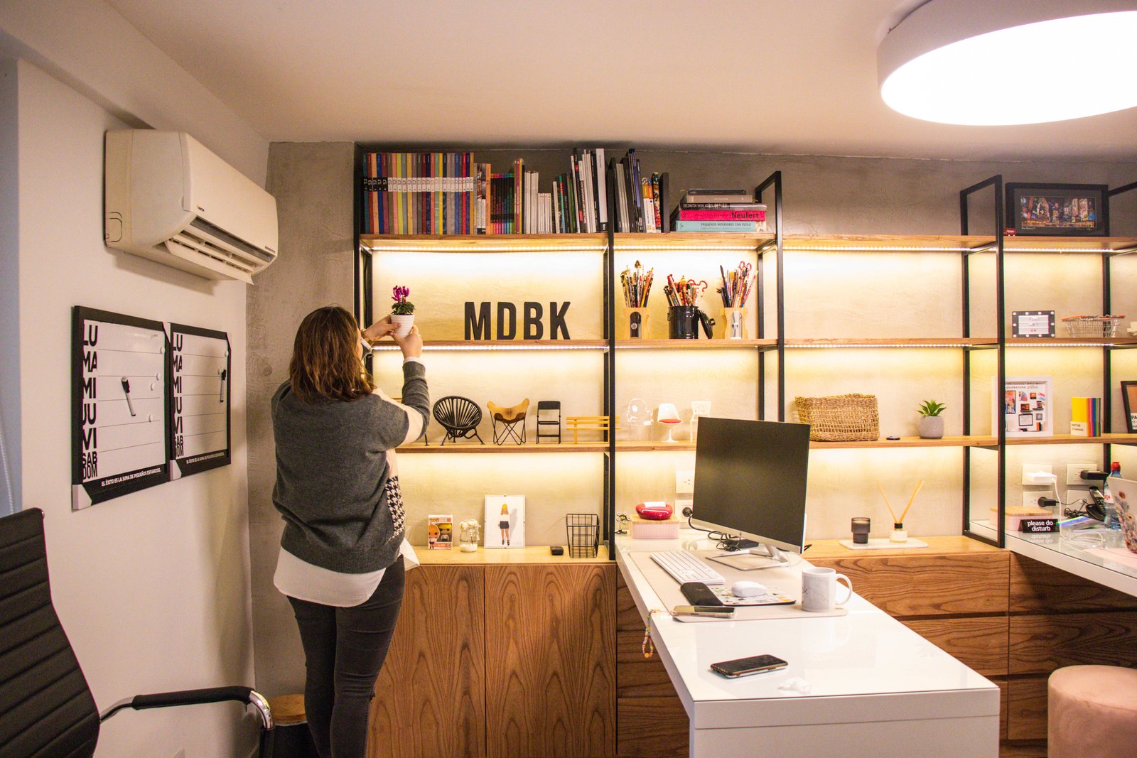 Oficina moderna con estanterías de madera y metal — proyecto Estudio MDBK, por MDBK Arquitectura, en Almagro