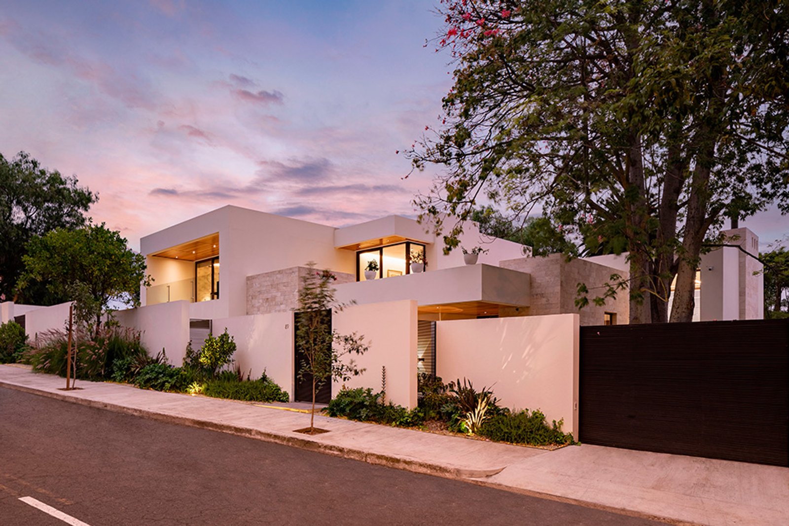 Fachada moderna con volúmenes limpios y grandes ventanales — proyecto Casa Molle, por MUCHTEK, en Cumbayá