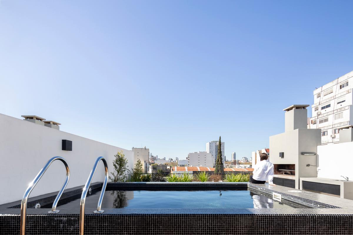 Piscina moderna em terraço com vista urbana — projeto AER PASAJE - Arq. Juan Pedro Rubio, Ing. Agustín Cubero, por Ramiro Sosa Fotografia, em Buenos Aires
