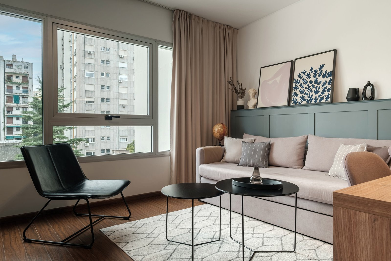 Living moderno con amplios ventanales y muebles minimalistas — proyecto decoracion thames // atlanticoarqs, por atlantico arqs, en Palermo Soho