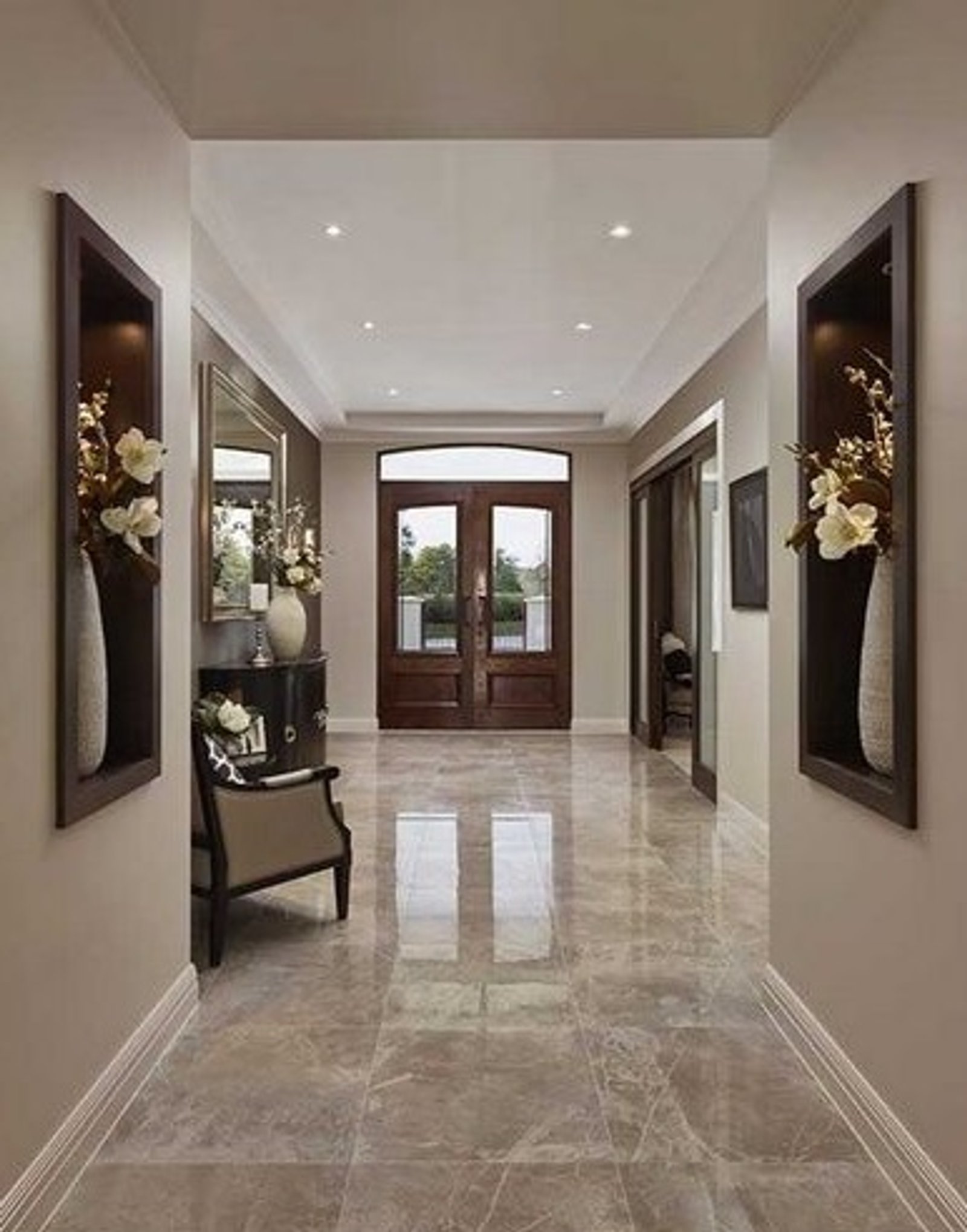 Corredor residencial moderno com piso de mármore brilhante e detalhes clássicos — projeto Porcelanatos, por The Flooring Company