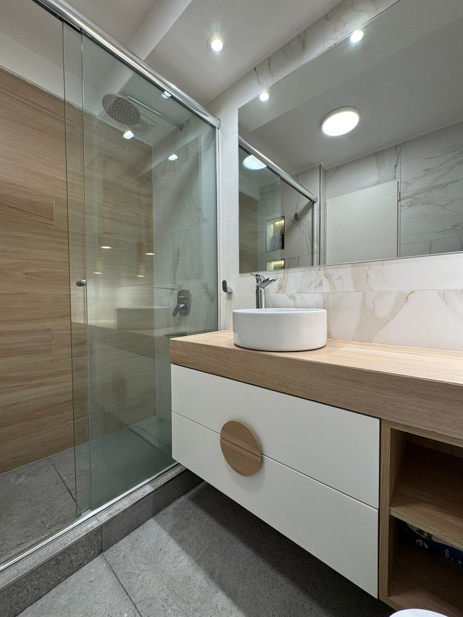 Baño moderno con ducha de madera y vanitory a medida — proyecto Vera II, por MDBK Arquitectura, en Villa Crespo