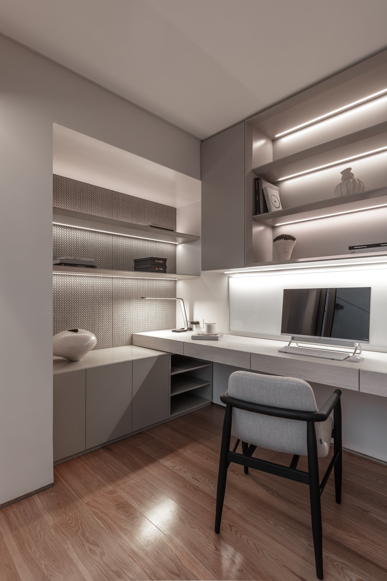 Oficina moderna con escritorio en L, iluminación indirecta y muebles integrados — proyecto Donna Fiore | Sobrio & sofisticado | Sober & Sophisticated | Lucia Quinteros, por Ren Stu