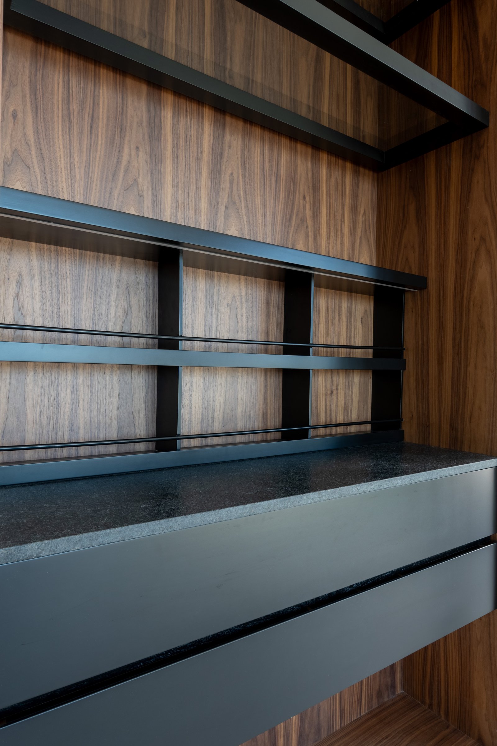 Cocina moderna con paneles de madera y estanterías de metal negro — proyecto Albanueva , por ABEJA CONCEPT, en Av. Sta. María de las Conchas 4249