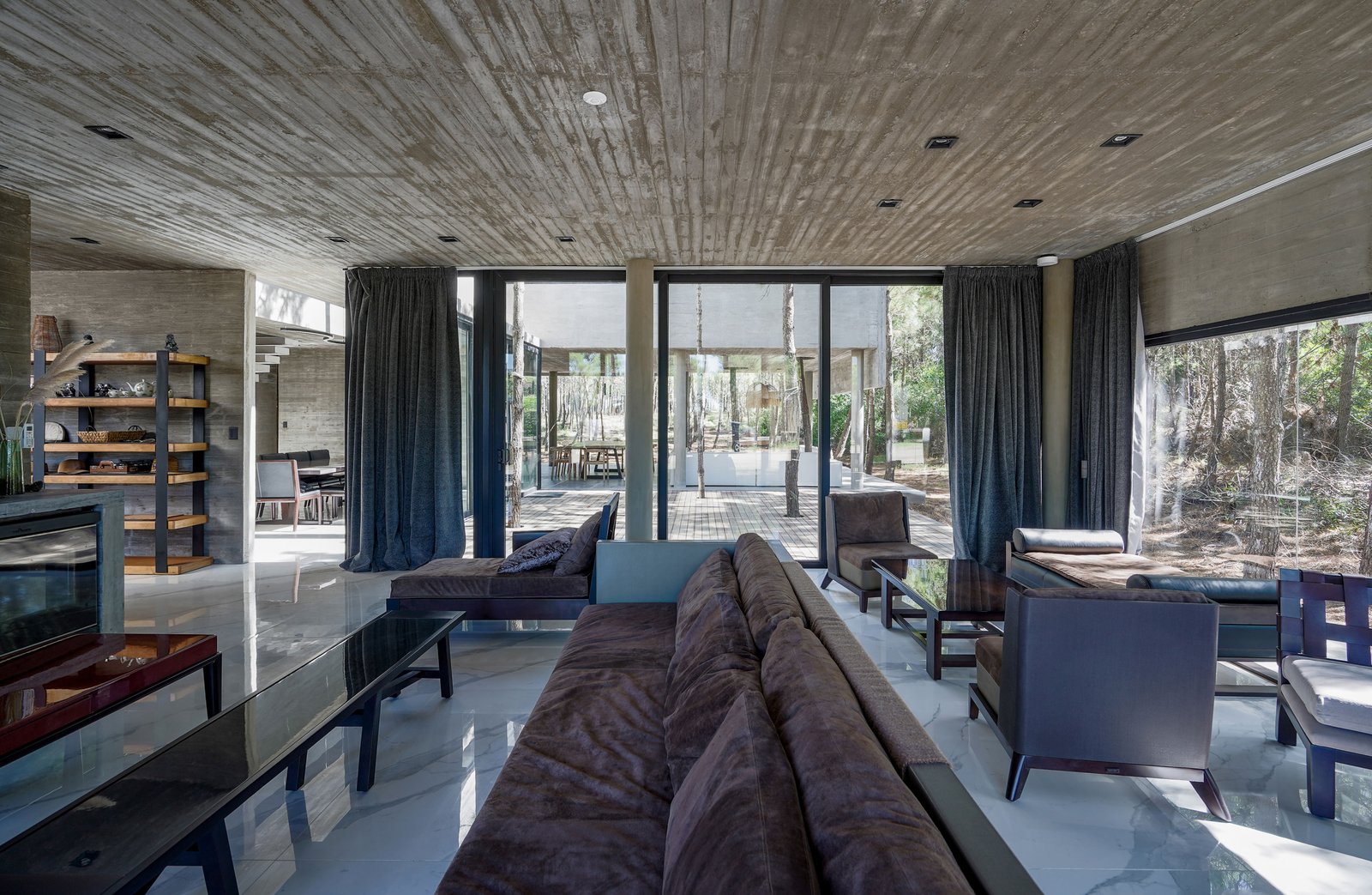 Living moderno brutalista con hormigón visto y vistas al bosque — proyecto Casa 4H, por Besonías Almeida arquitectos, en X6VF+67