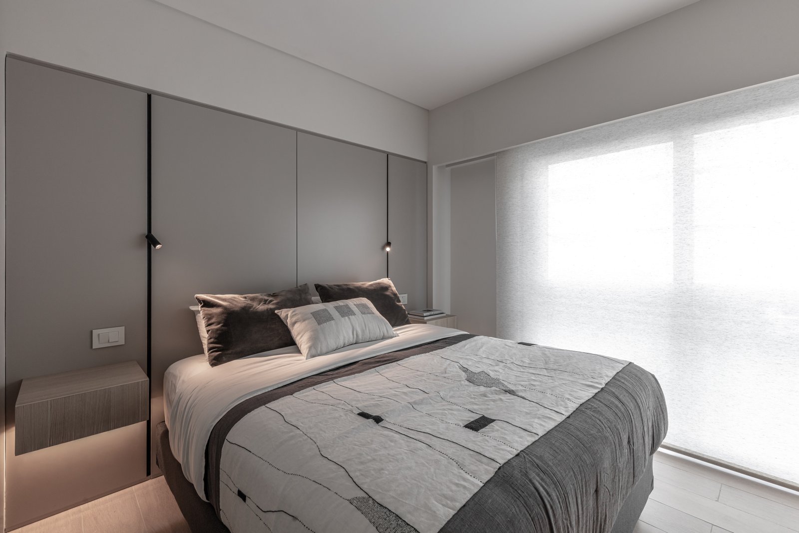 Dormitorio moderno minimalista con cama grande y luz natural — proyecto Eslovenia | Pied-à-terre | Lucia Quinteros, por Ren Studio, en Cdad. Autónoma de Buenos Aires