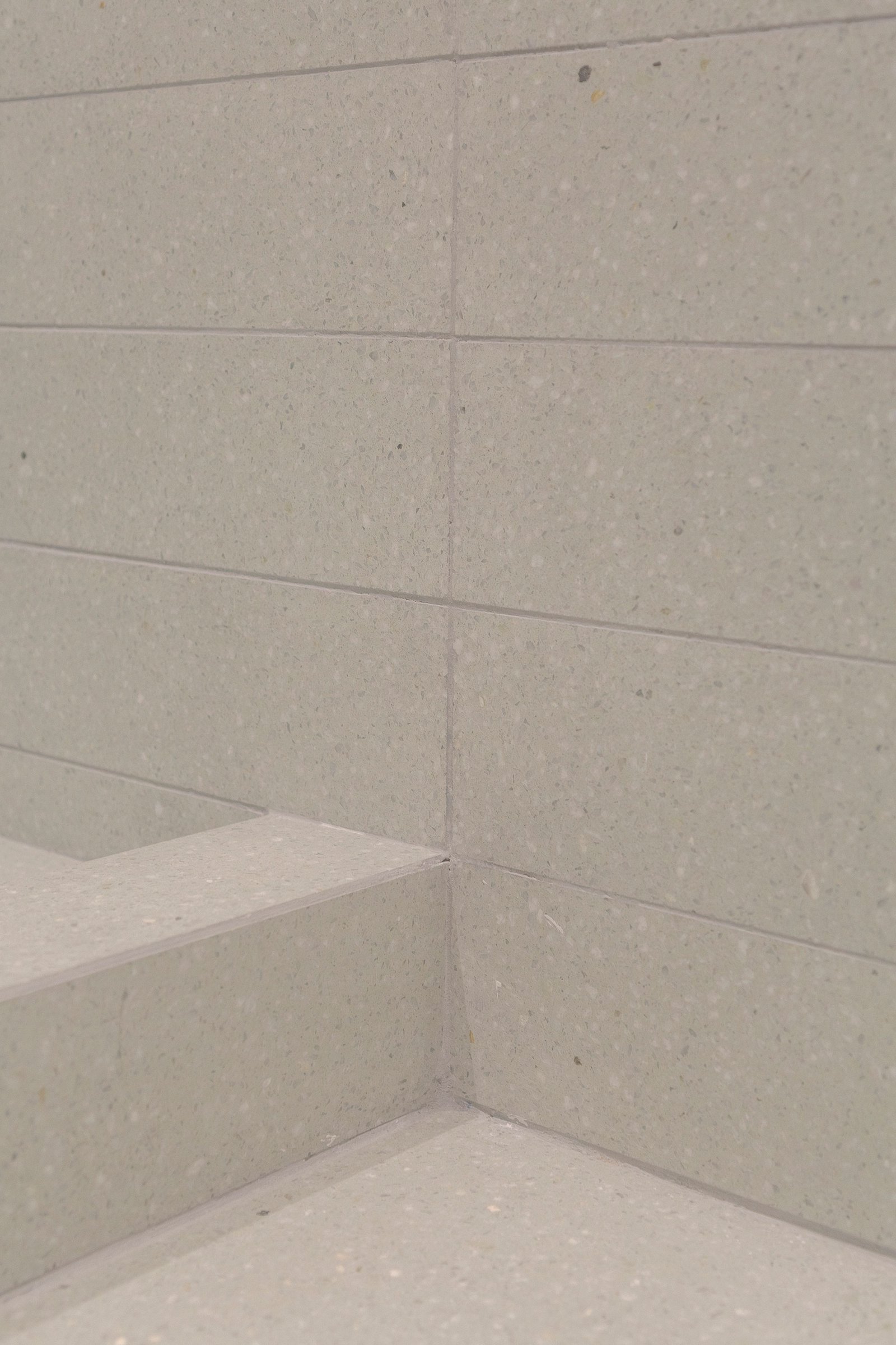 detalhe de canto interno moderno com azulejos cinza — projeto Reforma O'Higgins, por Estudio YME, em Belgrano
