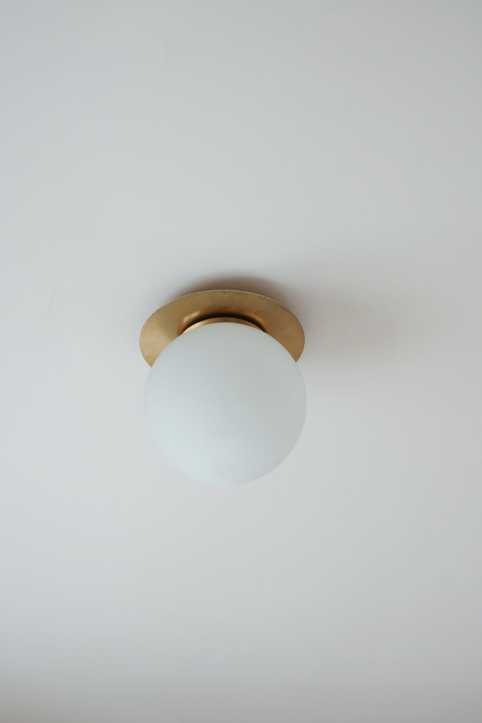 Lámpara de techo esférica minimalista — proyecto MONTEVIDEO , por APATHEIA, en Buenos Aires