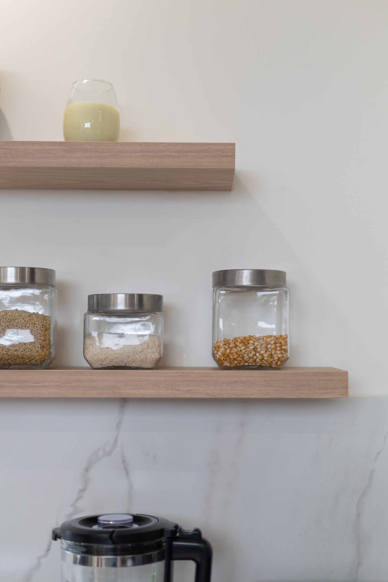 Estanterías modernas de madera con frascos de vidrio y electrodomésticos — proyecto Boedo, por Martina Kleinert, en Boedo