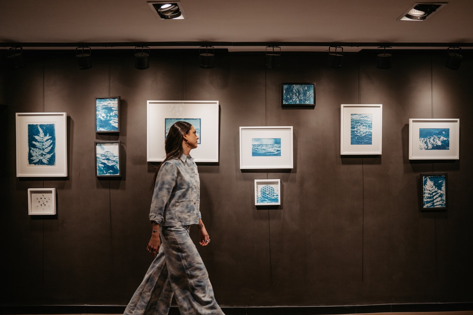 Galería de arte moderna con obras botánicas — proyecto The Blue Exhibition, por AGUSTINA RUIZ ARTE, en Puerto Madero