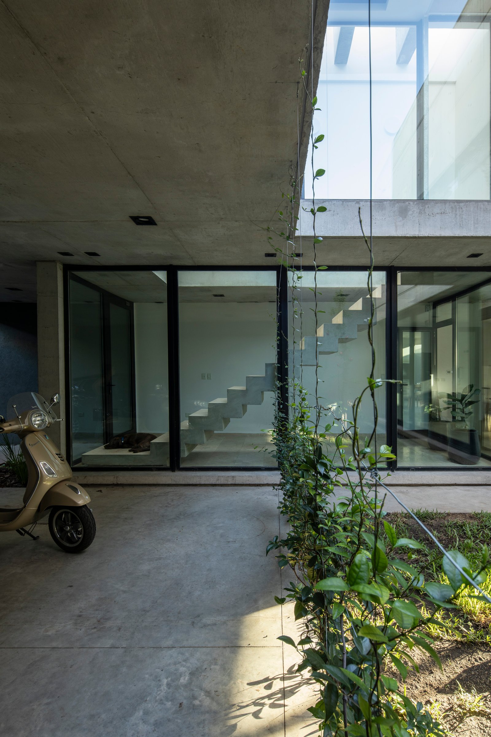 casa moderna com escada flutuante de concreto e muitas janelas — projeto Casa MECHA, por Grupo CRBN, em B1712 Castelar