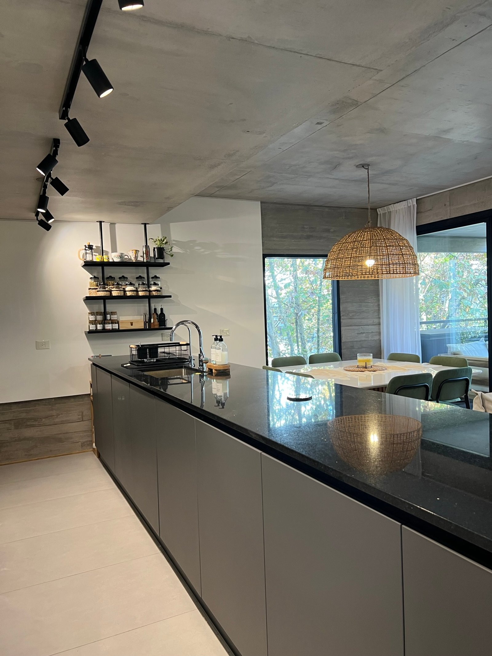 Cozinha moderna com ilha cinza, pendente de vime e teto de concreto — projeto Guatemala, por MDBK Arquitectura, em Palermo
