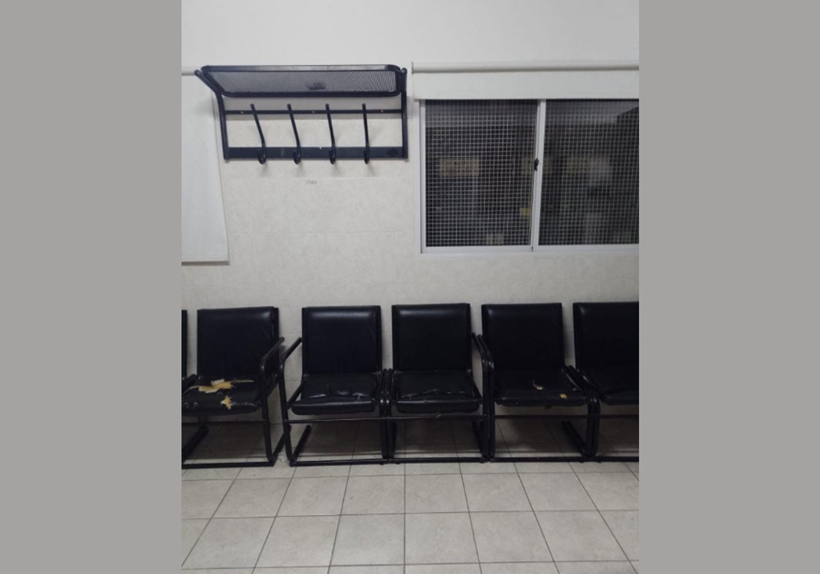 Sala de espera de escritório com cadeiras pretas e cabideiro — projeto Vestuario Olimpo de Bahía Blanca (Básquet), por FA DISEÑO Y AMBIENTACION, em Bahía Blanca