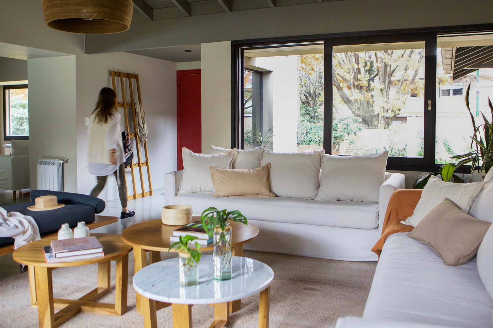 Living comedor escandinavo moderno con grandes ventanales y madera — proyecto Saravia, por LACROZE DESIGN STUDIO, en San Isidro
