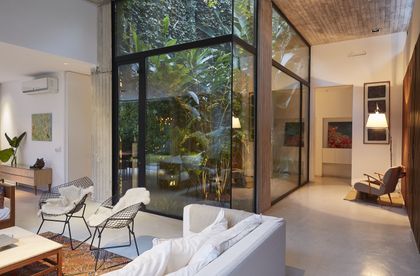 Amplio living moderno con ventanales piso-techo y vista a patio interior — proyecto CASA MF, por IMF INÉS MARTINEZ FERRARIO