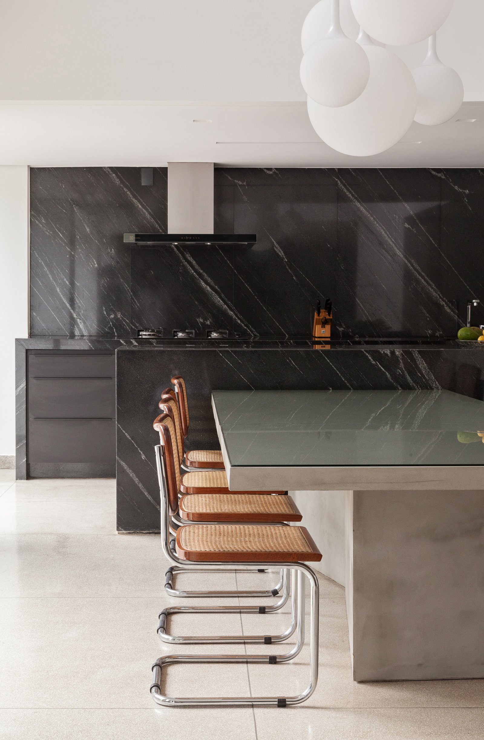 Escada com cor predominante Bege do Projeto APARTAMENTO FL por Frederico Bicalho Arquitetura
