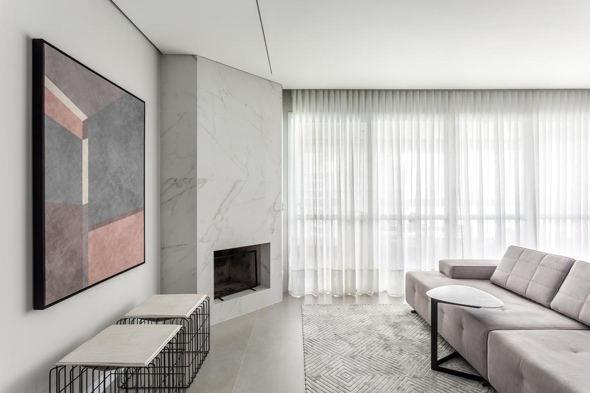 Sala moderna com lareira integrada e sofá seccional cinza, muita luz natural — projeto Apartamento LN, por Boscardin Corsi Arquitetura