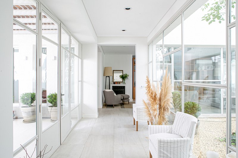 El blanco en la decoración de interiores y exteriores.