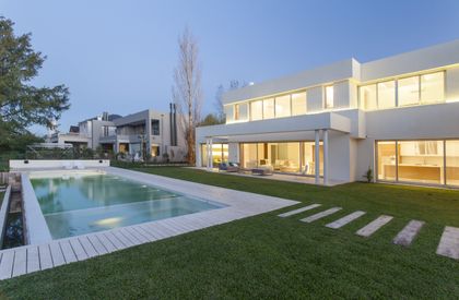 Fachada moderna con piscina y detalles minimalistas — proyecto Modernismo Náutico, por Apaarquitectura, en Tigre