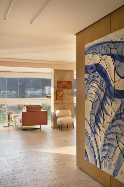Terraza con ventanal panorámico, arte mural y muebles minimalistas — proyecto RM House, por Studio Ro-ca