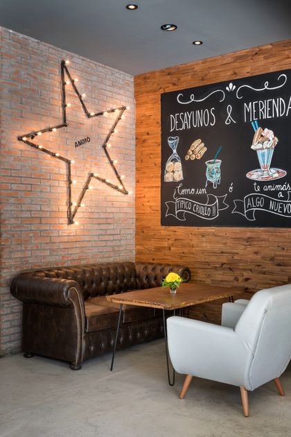 Bar con ladrillo visto, sillón de cuero y pizarrón de menú decorativo — proyecto Ammo Chic Food Company, por MARCO GUOLI PHOTO