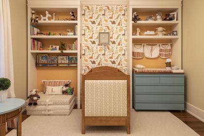 Dormitorio infantil con cama de madera y estanterías integradas — proyecto Projeto MT, por Marta Calasans