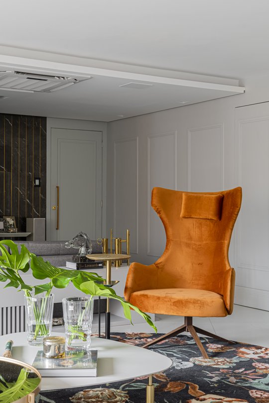 Living contemporáneo con butaca naranja, plantas y cocina integrada — proyecto Projeto 1, por Studiok
