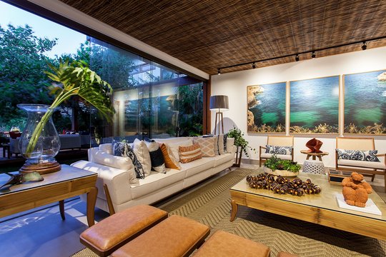 living contemporaneo con ventanales, techo madera y vistas jardin — proyecto Residência FF, por Milcent Arquitetura