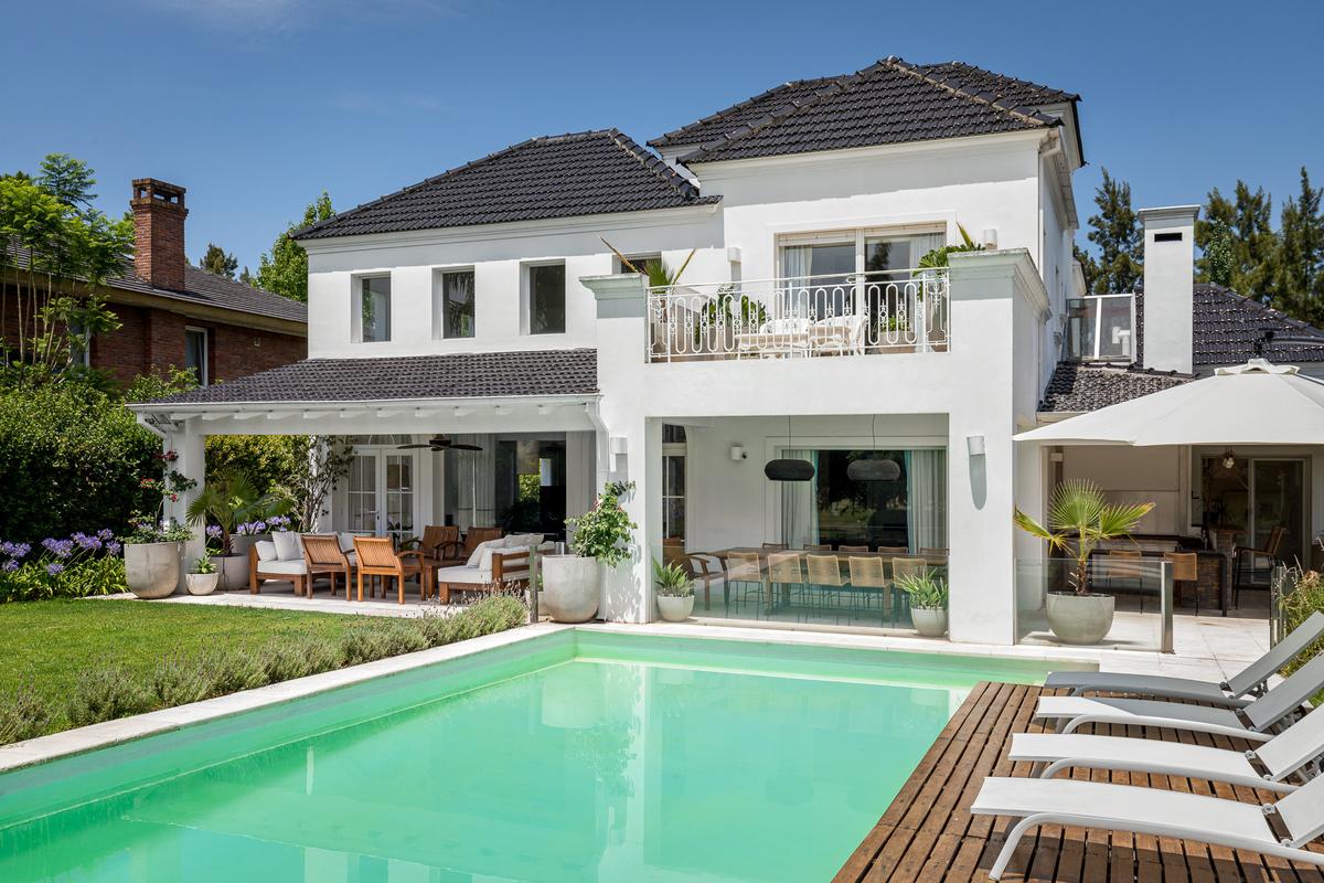 Casa moderna com piscina e amplo quintal externo — projeto Propiedad en Tigre, por MARCO GUOLI PHOTO, em Tigre