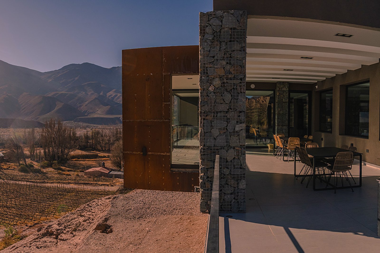 fachada moderna con detalles industriales y vista a la montaña — proyecto Wine Bar Yacoraite, por MUCHTEK, en Jujuy