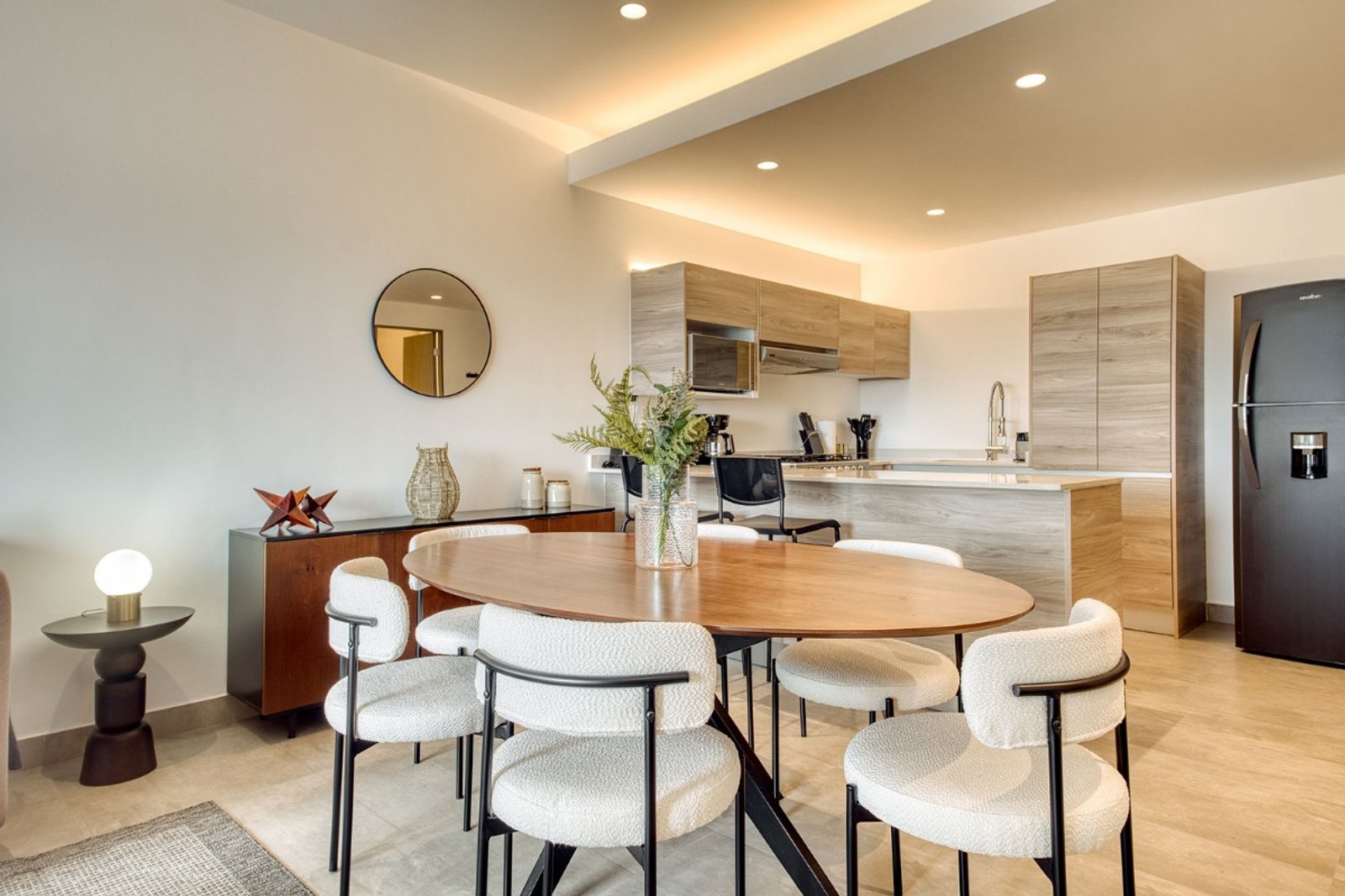 Comedor moderno con mesa ovalada y sillas blancas — proyecto reforma depto neuchatel //cdmx//polanco// atlanticoarqs, por atlantico arqs, en Ciudad de México