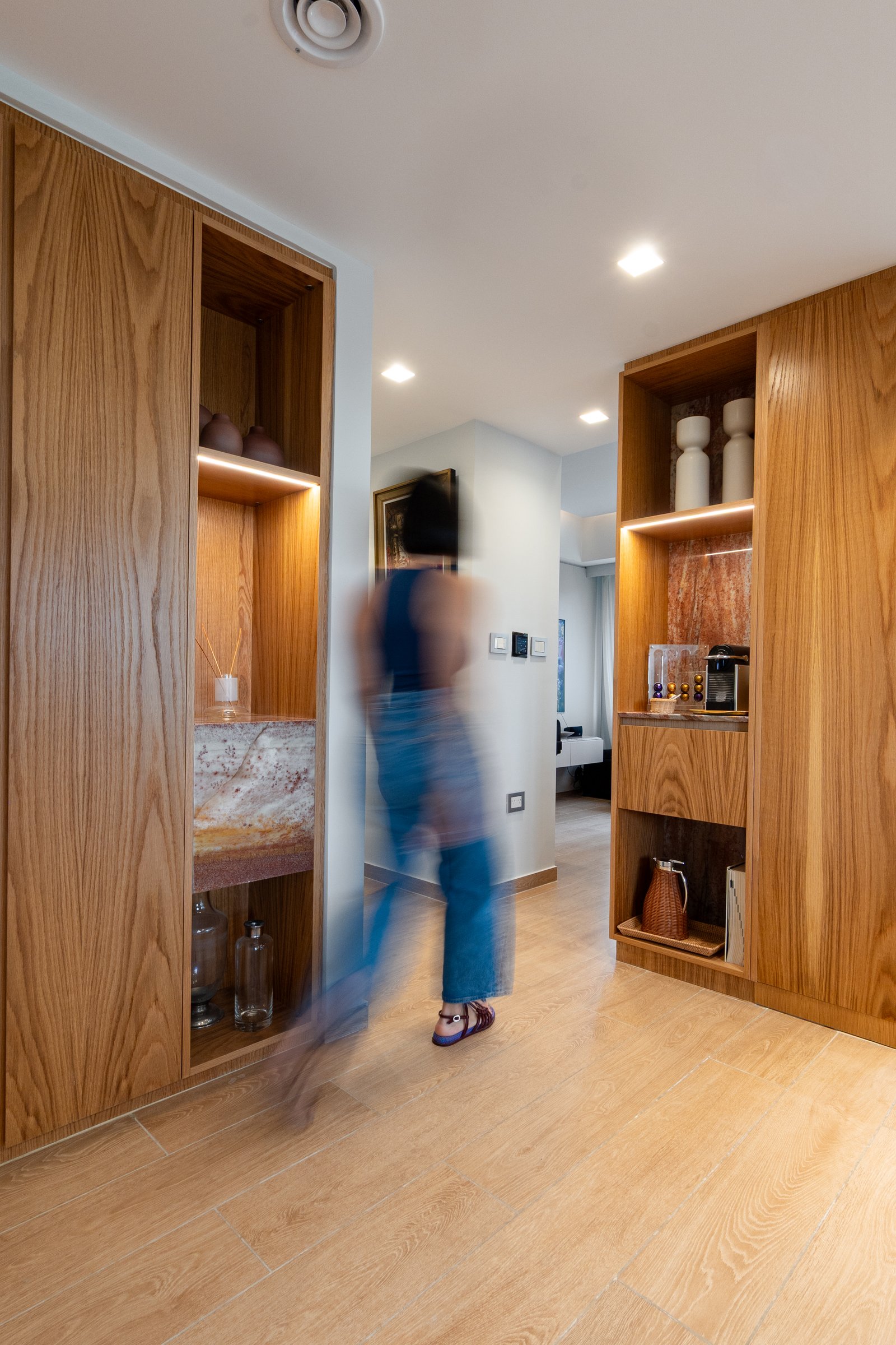 Pasillo moderno con muebles de madera natural y luces integradas — proyecto Sucre, por KUPERDESIGN CONSTRUCCIONES SRL, en Mcal. Antonio José de Sucre 755