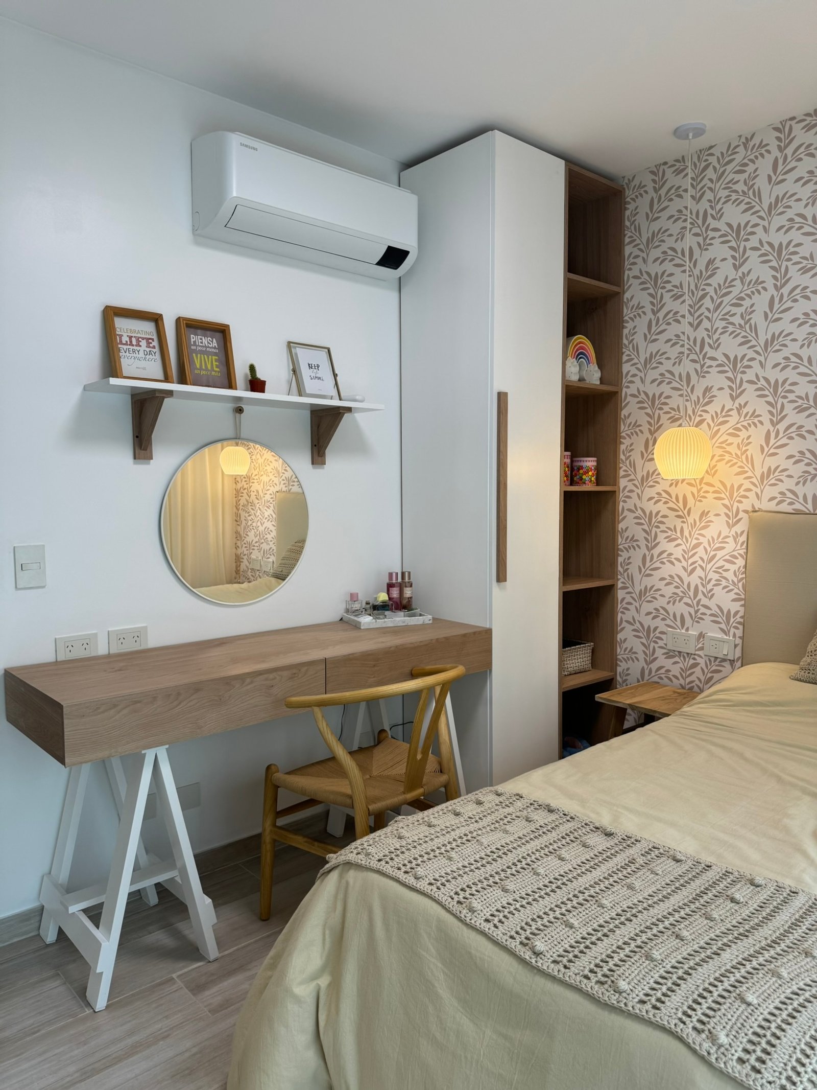 Quarto moderno com escrivaninha flutuante e papel de parede de folhas — projeto Frias, por MDBK Arquitectura, em Villa Crespo