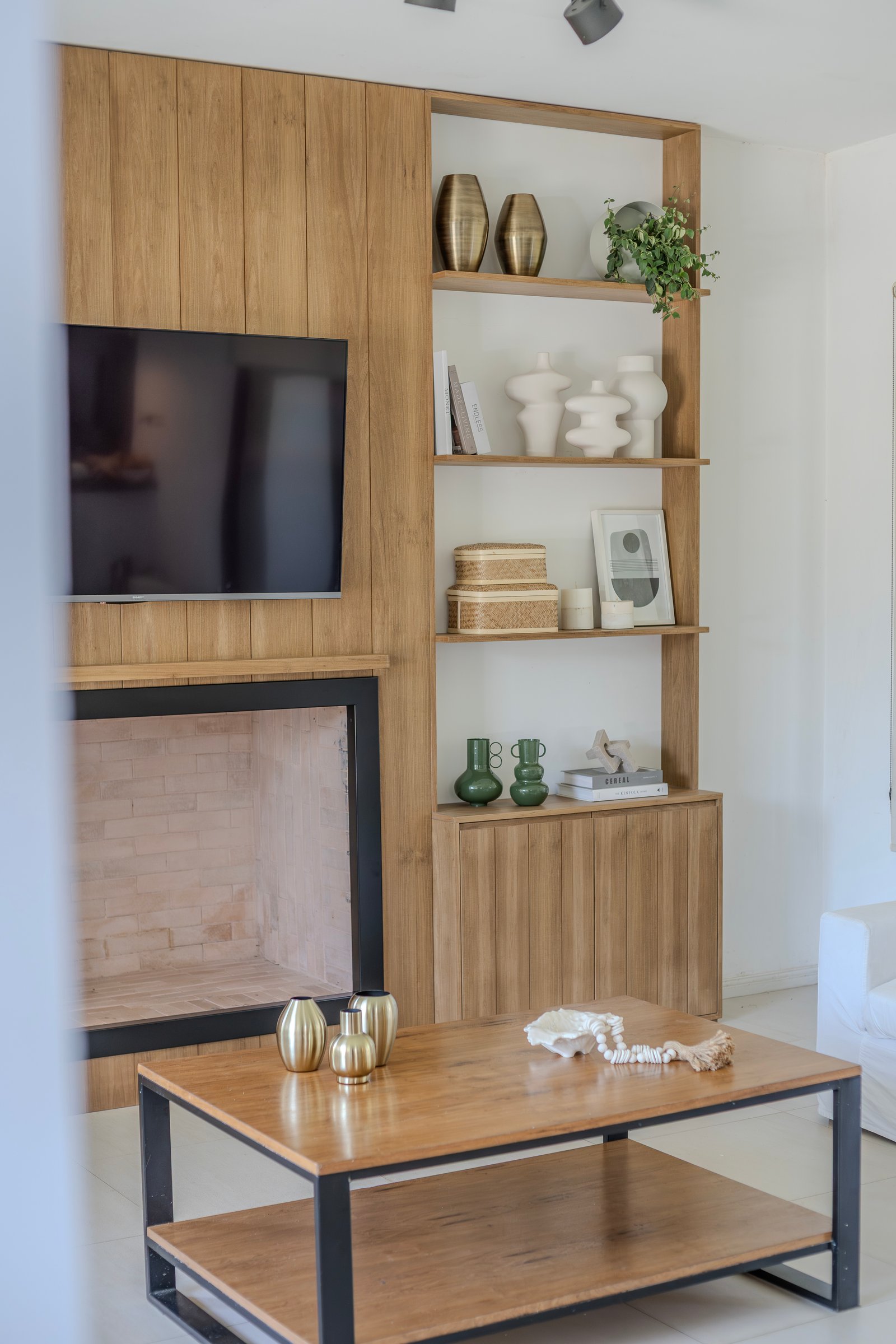 Living moderno con paneles de madera y chimenea — proyecto San Francisco, por Blue Rabbit Design, en San Francisco
