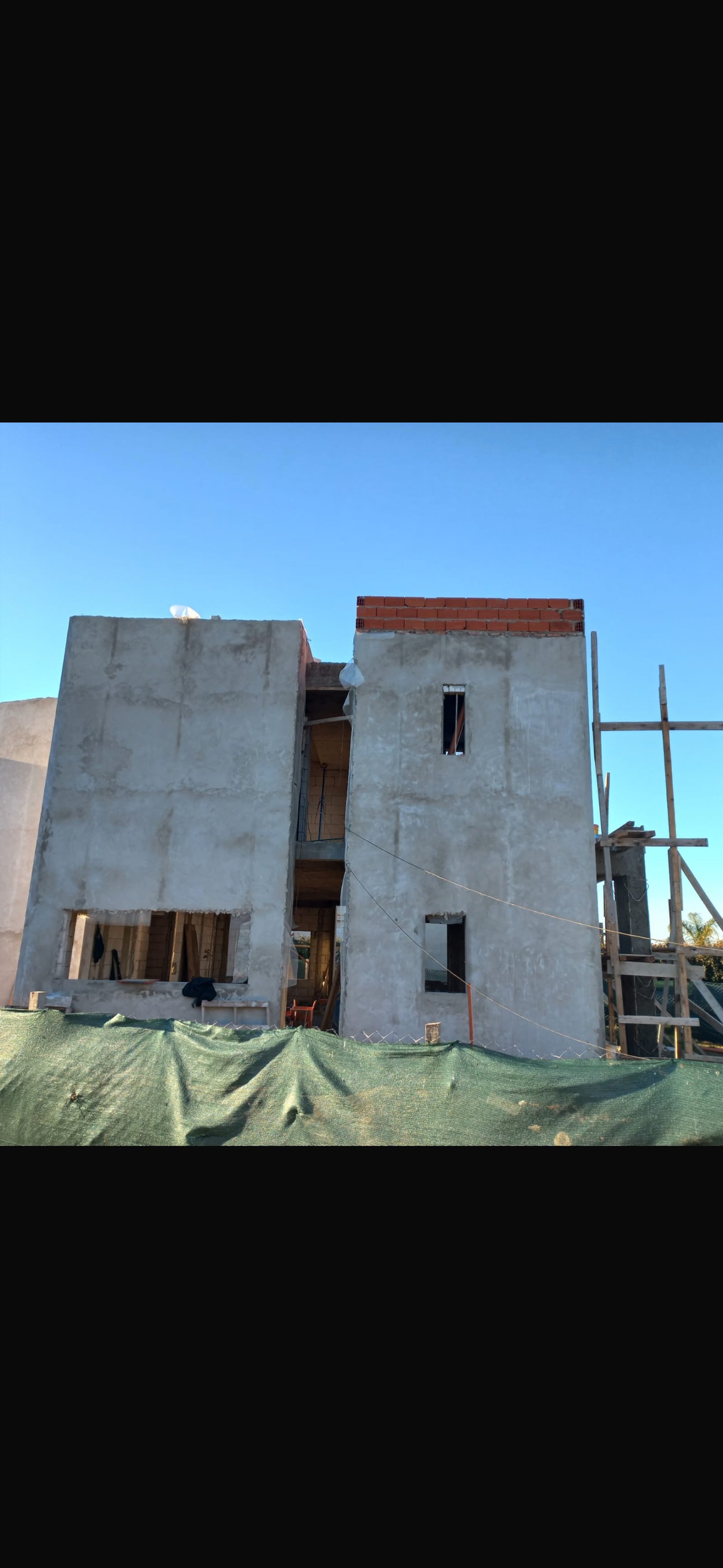 fachada de casa em construção com concreto e tijolo — projeto EL CANTON, por Estudio Demares, em Belén de Escobar