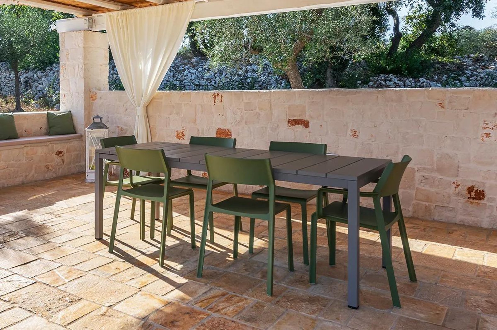 Área de jantar externa com mesa de madeira e cadeiras — projeto Comedor, por Casa Nuñez