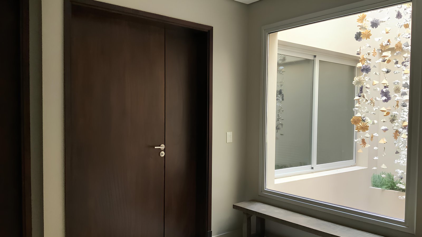 Pasillo moderno con puerta doble y gran ventanal — proyecto Villa Isidro Hotel Boutique & Spa, por Hermann Arquitectos, en San Isidro