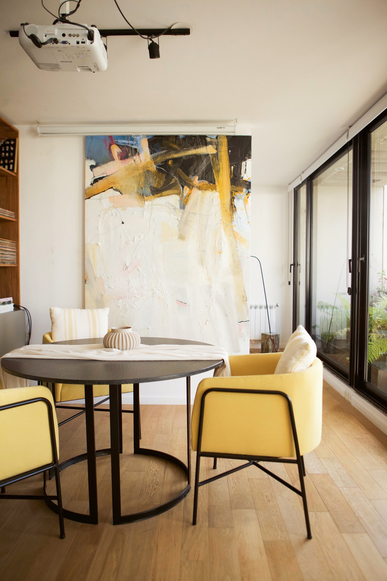 Comedor moderno con cuadros abstractos y sillones amarillos — proyecto nuñez, por LACROZE DESIGN STUDIO, en Núñez
