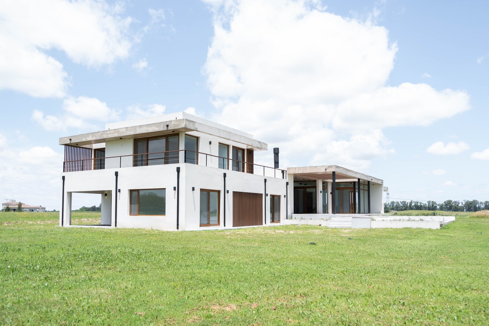 Casa moderna de dos pisos con amplios ventanales — proyecto CASA GOLF, por SEDE Arq., en Av. Pereda S/N