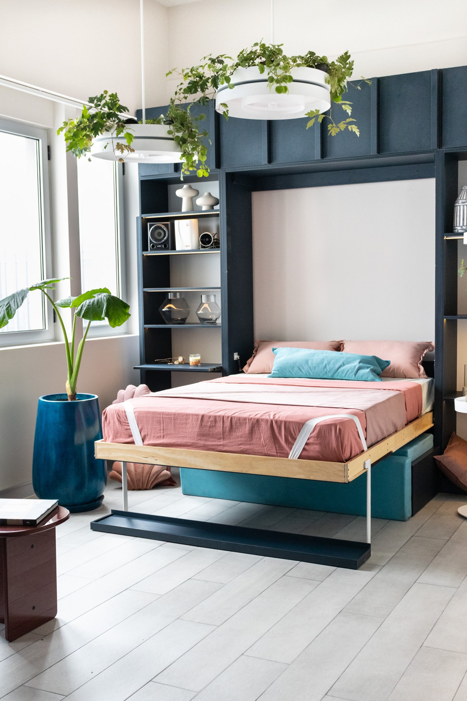 Habitación con cama rebatible integrada en muebles y plantas colgantes — proyecto Flor de mar azul, por KUPERDESIGN CONSTRUCCIONES SRL, en Cdad. Autónoma de Buenos Aires