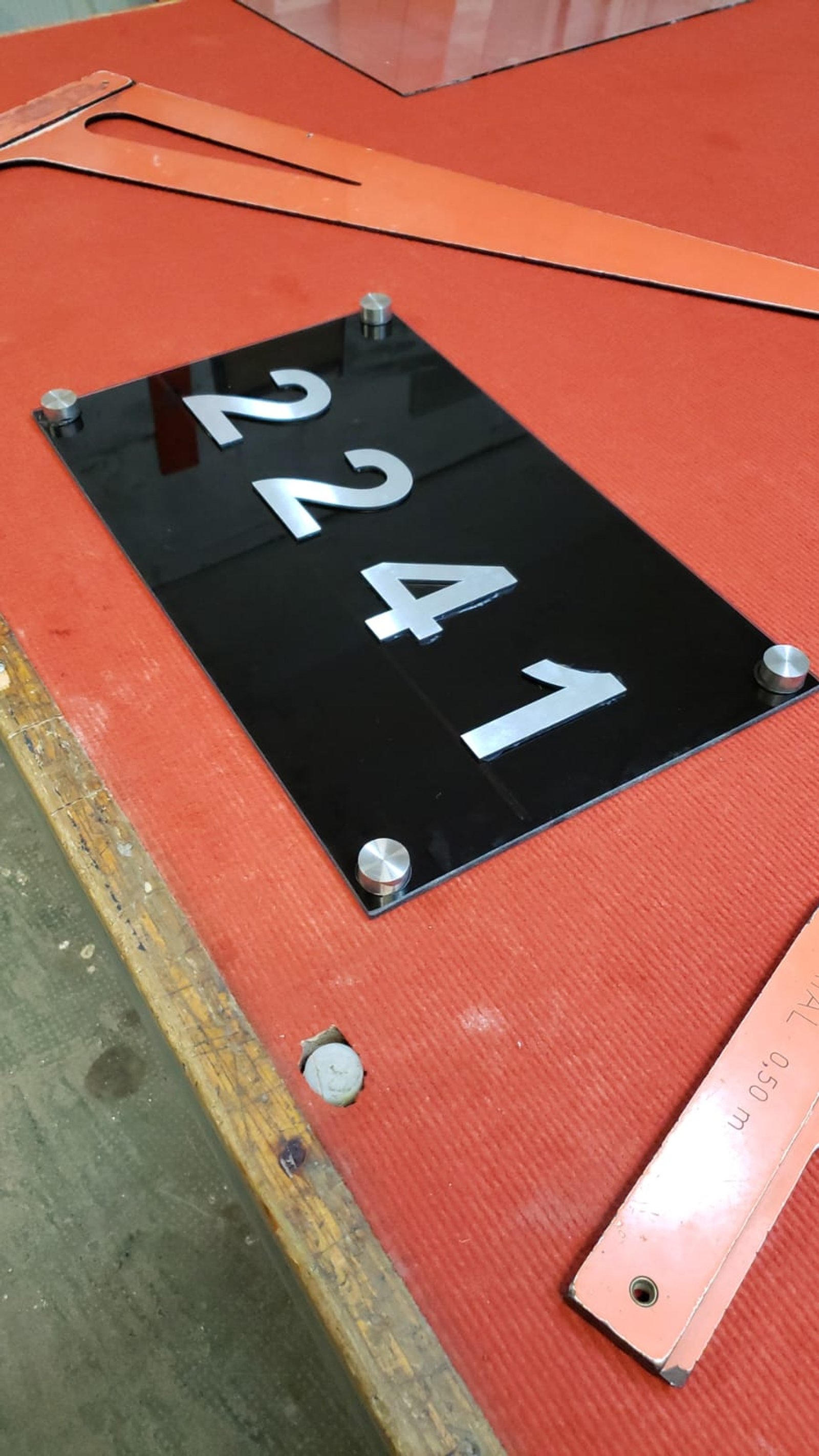 chapa negra numerada en taller — proyecto Carteleria y paneleria , por Cristalcenter, en Av. del Libertador