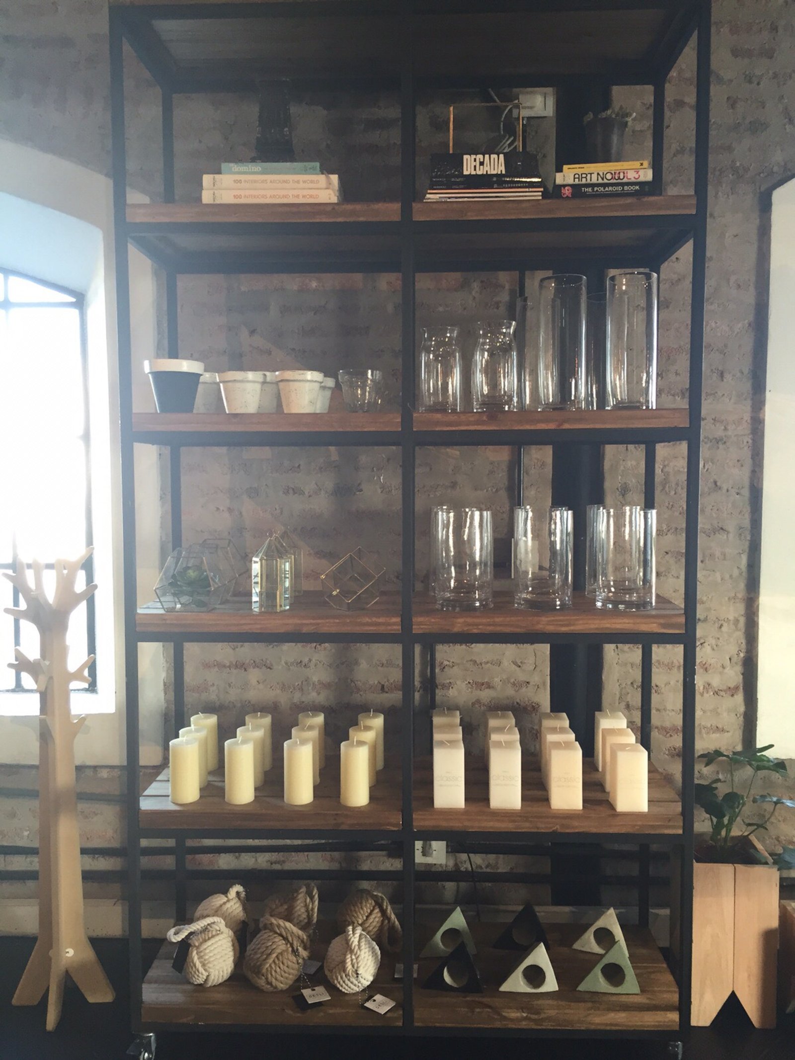 Estante industrial com tijolo aparente e objetos decorativos — projeto DESLI, por DE DIOS Estudio, em Darwin