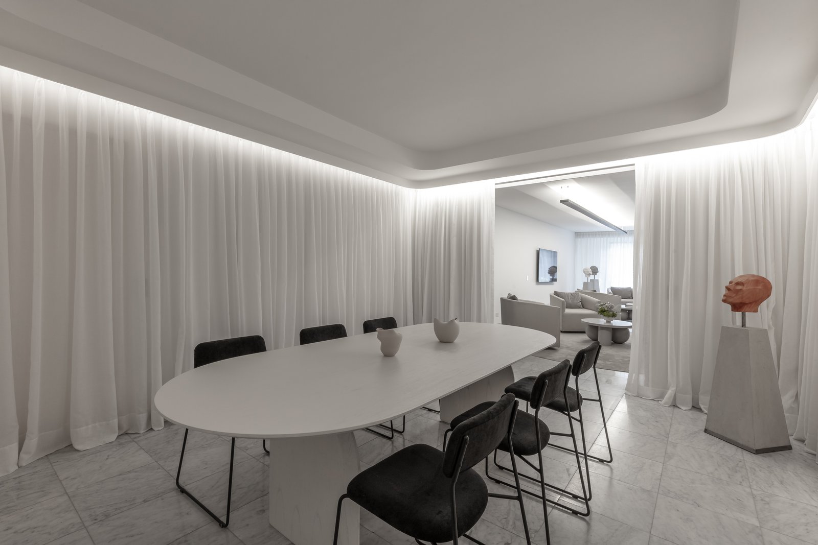 comedor de oficina minimalista con cortinas blancas amplias — proyecto Figueroa Alcorta | Rhinoplasty meets art, por Ren Studio, en Palermo Chico