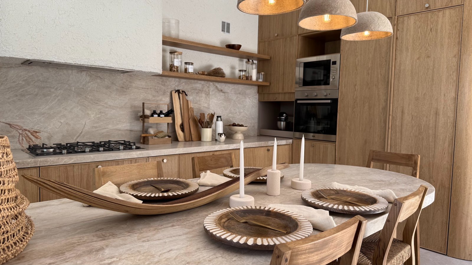 Comedor moderno con isla de cocina y detalles en madera — proyecto La Verbena, por Grupo Pauta Arquitectura, en Alejandro Korn 3150