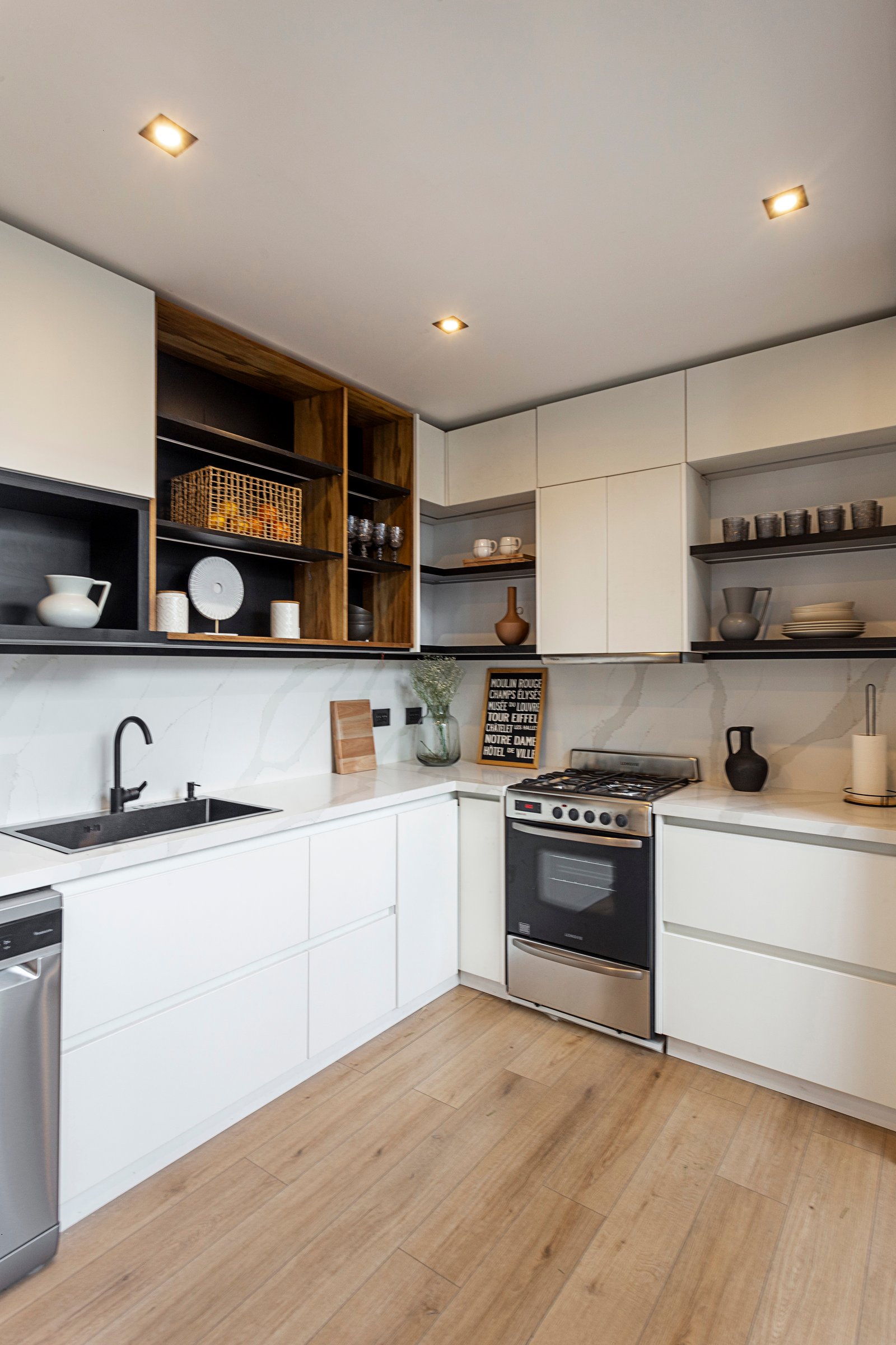 Cocina moderna blanca con isla y pisos de madera — proyecto JURAMENTO, por Nima Estudio, en Buenos Aires