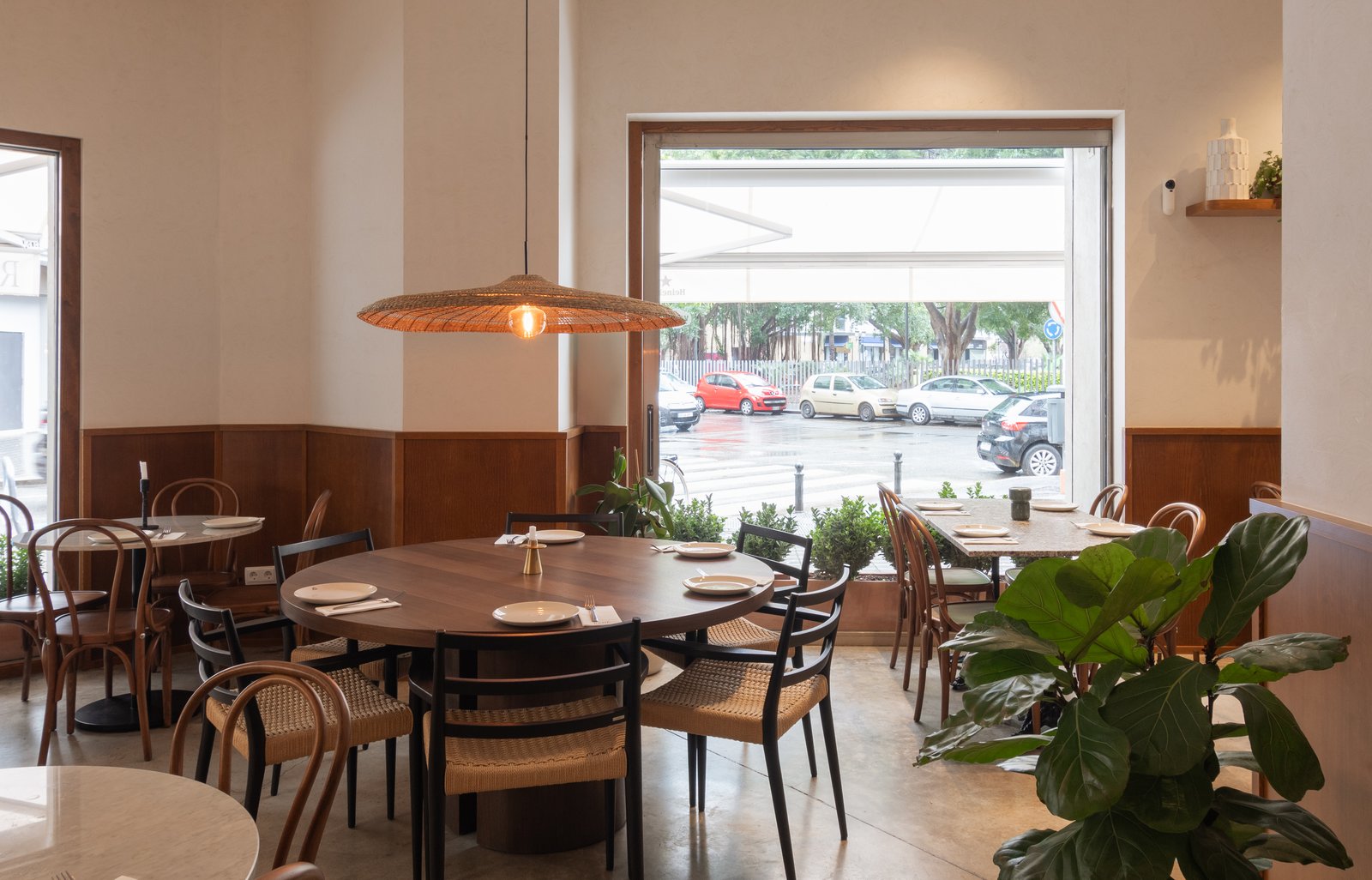 Restaurante moderno con mesas redondas y luz cálida — proyecto René Restaurant, por JT ARQUITECTURA, en Valencia