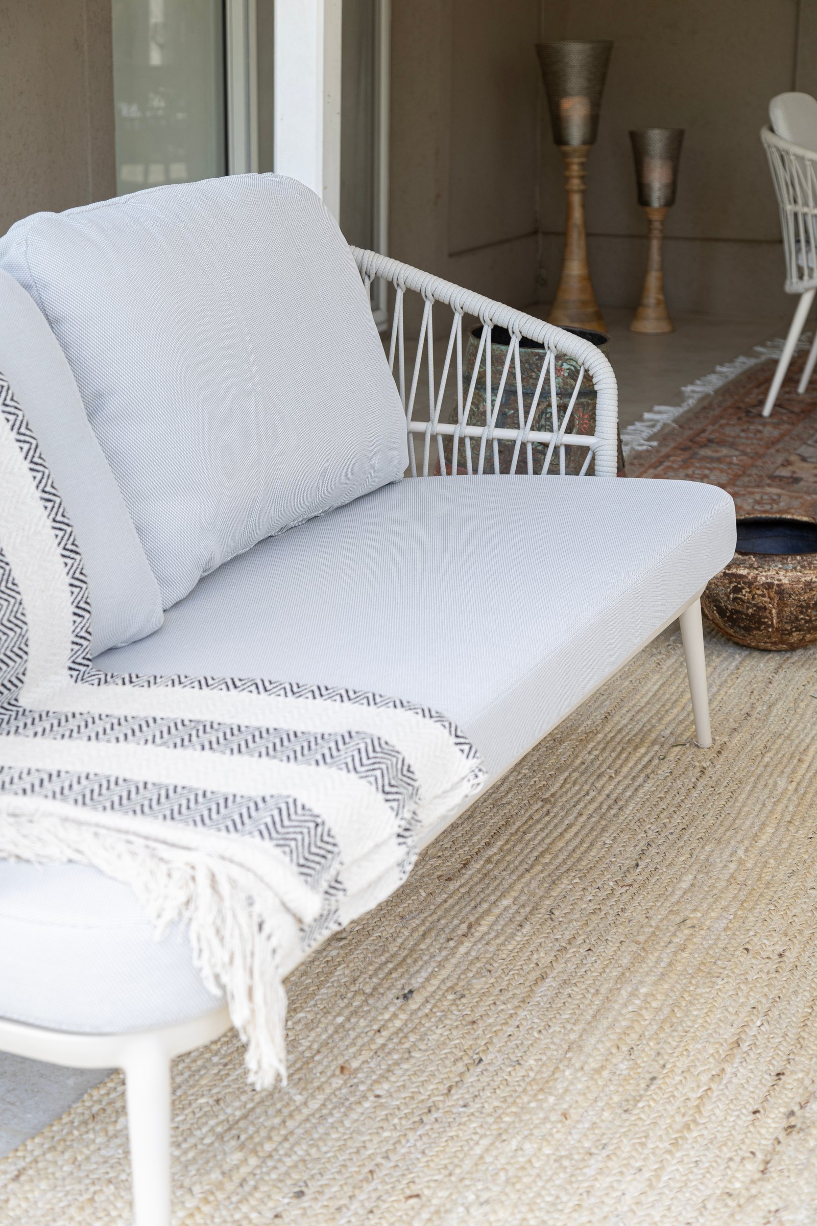 Sofá de exterior de mimbre blanco y alfombra de yute — proyecto Nuevos diseños de Muebles de Exterior , por DESDE ASIA, en Malabia 1359