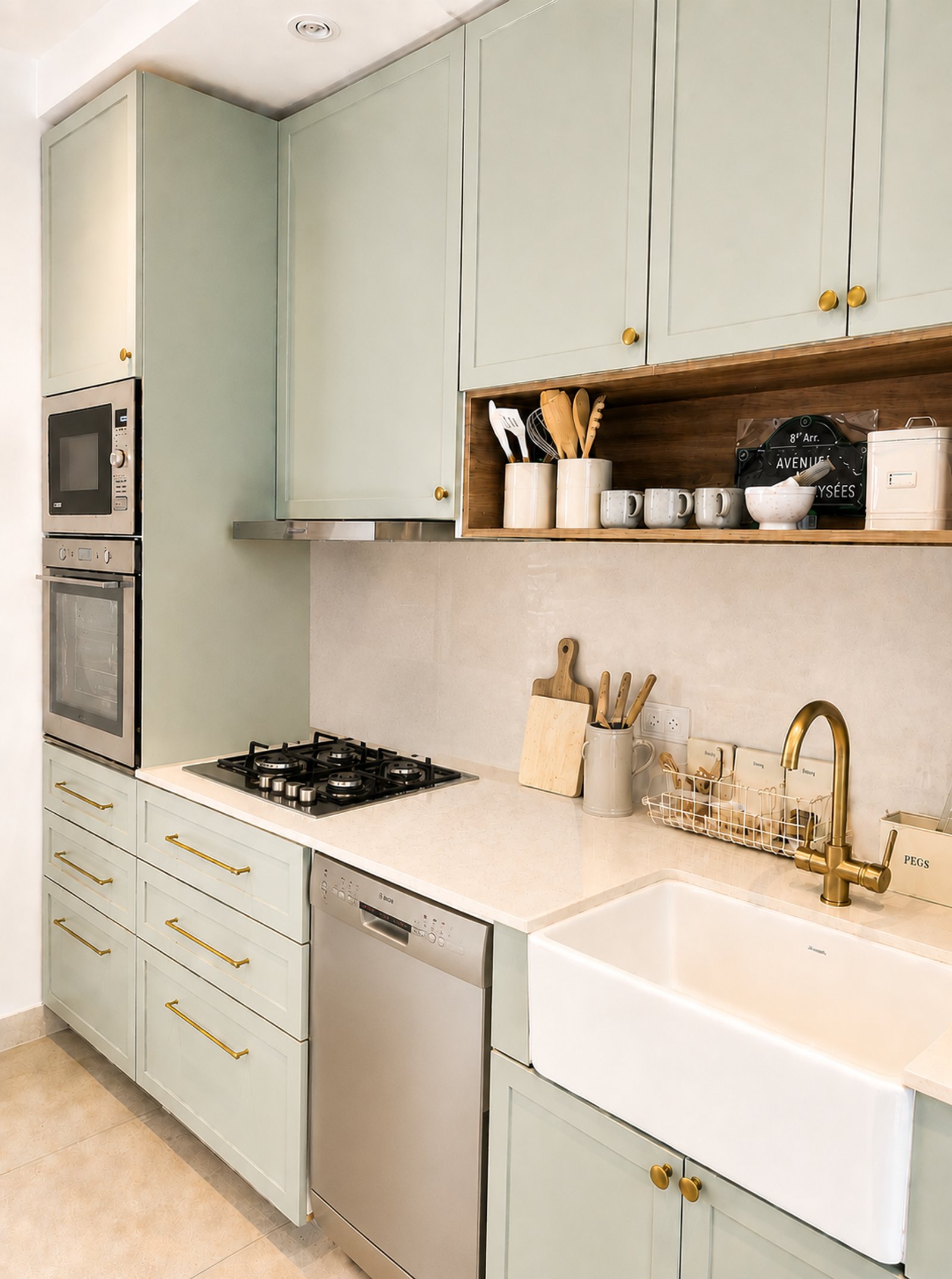 Cocina moderna escandinava con gabinetes verde salvia y bacha blanca — proyecto Arenales, por Equipe, en Buenos Aires