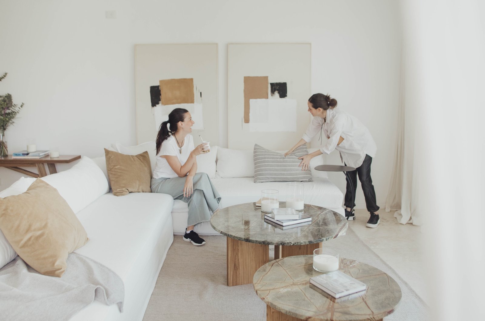 Living moderno con arte abstracto y mucha luz — proyecto Urbana las lomas, por LACROZE DESIGN STUDIO, en San Isidro