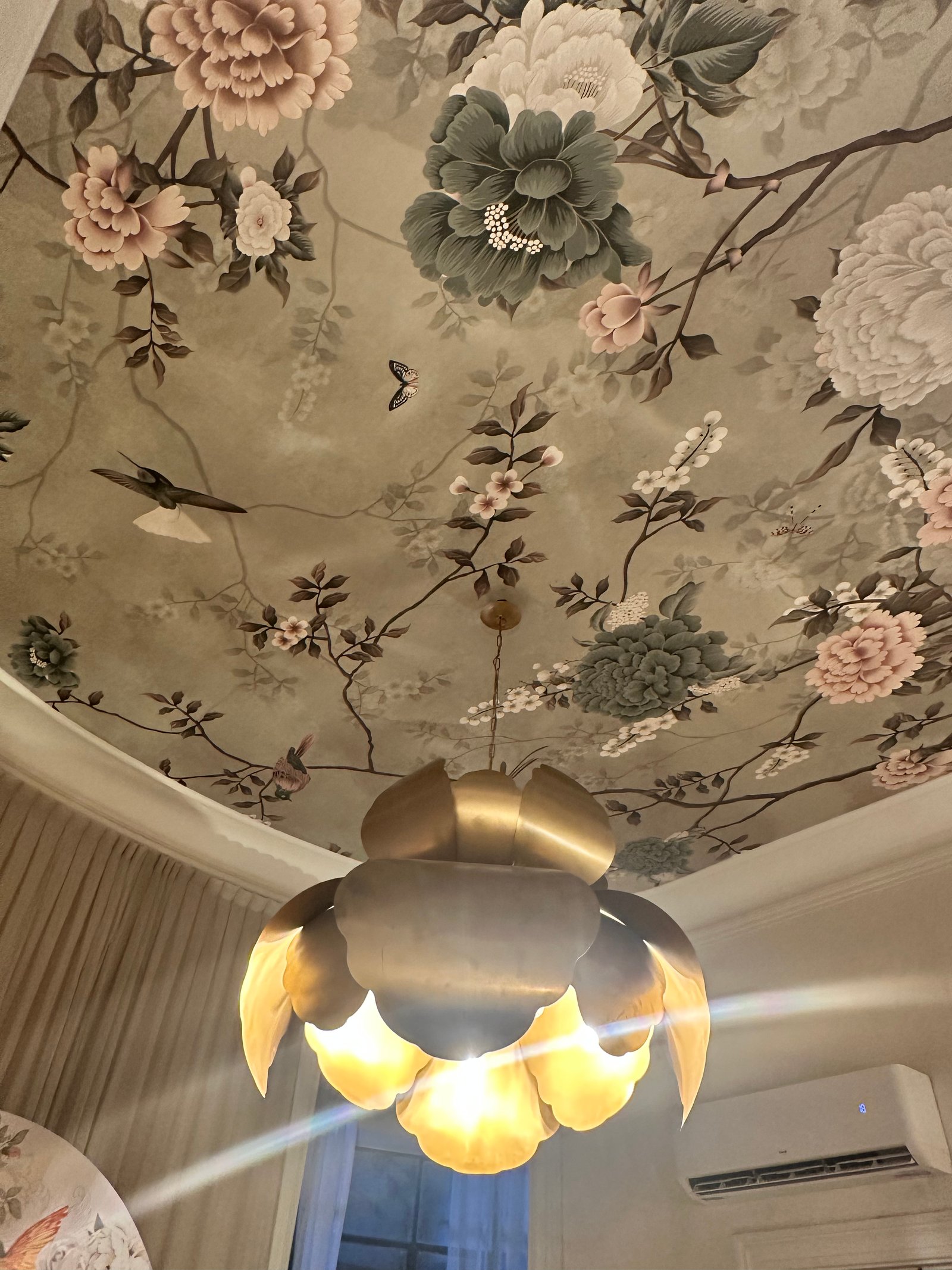 Techo floral con lámpara de loto dorada y cortinas — proyecto MANSION CONDESAS, por Alchemyst artisan studio, en Ayacucho